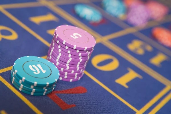 taksi4d Android APK interface showing live-dealer casino tables and football betting slip on mobile screen