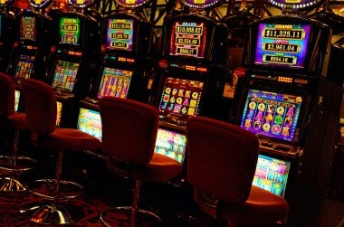 Bikini Paradise slot game interface on taksi4d showing five reels, paylines, and tropical-themed symbols